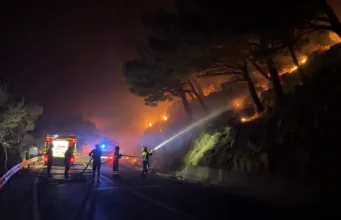 Ogenj požira del Omiša, zgorele številne hiše, del mesta brez elektrike, evakuirajo prebivalce in turiste (VIDEO)