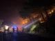 Ogenj požira del Omiša, zgorele številne hiše, del mesta brez elektrike, evakuirajo prebivalce in turiste (VIDEO)