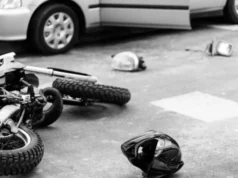 Grozljiva smrt pri Ajdovščini: 34-letni motorist trčil v kovinsko ograjo