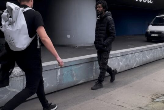 VIDEO: Migrant sredi Ljubljane s penisom nadlegoval mimoidoče? Mladenič mu je dal “vzgojno”
