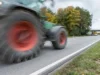 Oče s traktorjem povozil triletnega sina, deček umrl