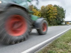 Oče s traktorjem povozil triletnega sina, deček umrl