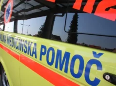 Kolesar e-kolesa umrl na kraju nesreče, oživljanje ni bilo uspešno