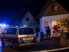 Pretresljiva tragedija v Avstriji: Oče naj bi do smrti večkrat zabodel komaj 8-letno hčerko pred mamo, ki je potrebovala nujno zdravniško pomoč