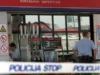 Grozljiv napad na bencinski črpalki v Novem mestu: vdrla s palicami in napadla 34-letnika, poškodovana tudi prodajalka