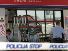 Grozljiv napad na bencinski črpalki v Novem mestu: vdrla s palicami in napadla 34-letnika, poškodovana tudi prodajalka
