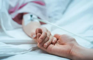 Umrla štiriletna deklica Anna, pri tem okužila še 10 sorodnikov