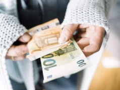 Komentar Mateja Lahovnika: Denarna socialna pomoč