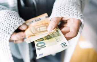 Komentar Mateja Lahovnika: Denarna socialna pomoč