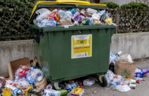 Ne boste verjeli, kaj so smetarji odkrili v enem od slovenskih kontejnerjev (VIDEO)