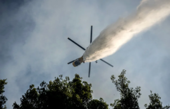 Huda nesreča v zraku: helikopterja med gašenjem trčila, kroži posnetek (VIDEO)