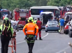 Huda prometna nesreča avtodoma in avtobusa: šest mrtvih, poškodovan tudi otrok
