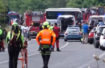 Huda prometna nesreča avtodoma in avtobusa: šest mrtvih, poškodovan tudi otrok