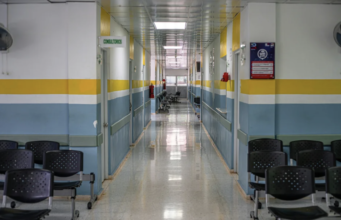 Luka (38) prišel na urgenco zaradi bolečin v prsih in visokega pritiska. Umrl je v čakalnici (FOTO)