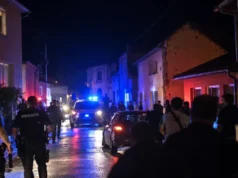 Skrivnostna “ženska v črnem” prestrašila prebivalce: posredovala je tudi policija