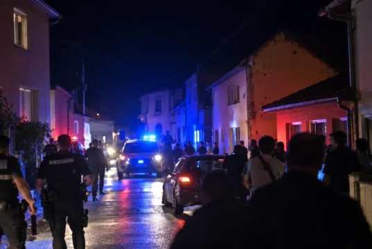 Skrivnostna “ženska v črnem” prestrašila prebivalce: posredovala je tudi policija