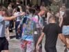 Prvi šolski dan v Mariboru se je sprevrgel v kaos: jajca letela v policiste, moka in dekle, ki je izgubilo zavest