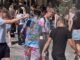 Prvi šolski dan v Mariboru se je sprevrgel v kaos: jajca letela v policiste, moka in dekle, ki je izgubilo zavest