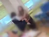 Prizori v razredu pretresejo: petošolka planila nad razredničarko, jo zgrabila za lase in brcala (VIDEO)