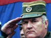 Neverjetni prizori iz Srbije: poglejte, kaj so počeli ob truplu vojnega zločinca (VIDEO in FOTO)