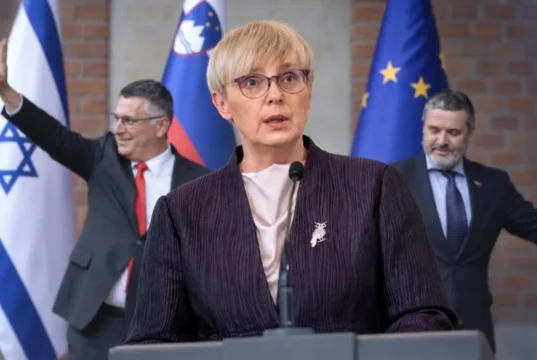 Diplomatski hlad v Ljubljani: Pirc Musarjeva ga ne bo sprejela, Sar pa: »Za srečanje sploh nisem prosil«