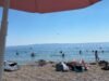 Drama na hrvaški plaži: zaradi stolov slovenskih turistov izbruhnil spor