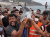 VIDEO: Besni prizori iz Ceute – migranti iz morja potegnili mladiča delfina, žival je poginila po udarcu s palico?
