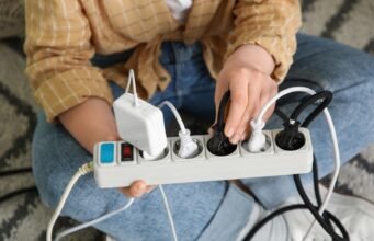 Električar opozarja: teh naprav nikoli ne priklapljajte na podaljšek