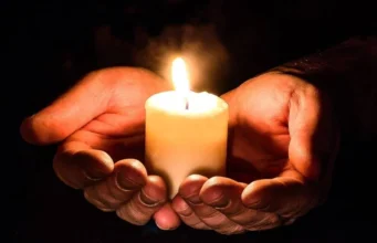 Tragedija na cesti: v prometni nesreči umrl komaj 26-letni pevec, v avtu tudi njegova žena