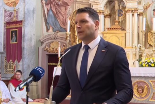 VIDEO: Zoran Stevanović sredi cerkve z govorom, ki je sprožil številne odzive