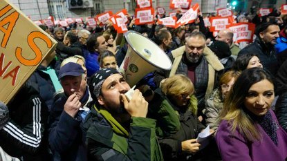NEVERJETNI PRIZORI SREDI LJUBLJANE! DOLGE KOLONE, PETJE IN VEČURNO ČAKANJE – Poglejte, kaj se je dogajalo pred veleposlaništvom! (VIDEO)