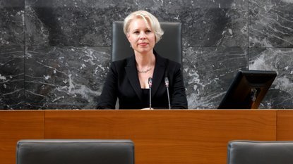 NOV ZAPLET V AFERI NEKDANJE MINISTRICE! PO RAZPISU ZA MILIJONE EVROV JE PADLA GLOBA, KPK PA ODPIRA ŠE ENO PREISKAVO – POGLEJTE PODROBNOSTI!