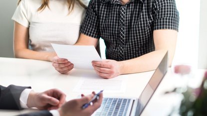 LUKA MESEC POD DROBNOGLEDOM! RAZKRITI PODATKI O NJEGOVEM STANOVANJSKEM KREDITU – POGLEJTE, KAKŠNO OBRESTNO MERO JE DOBIL!