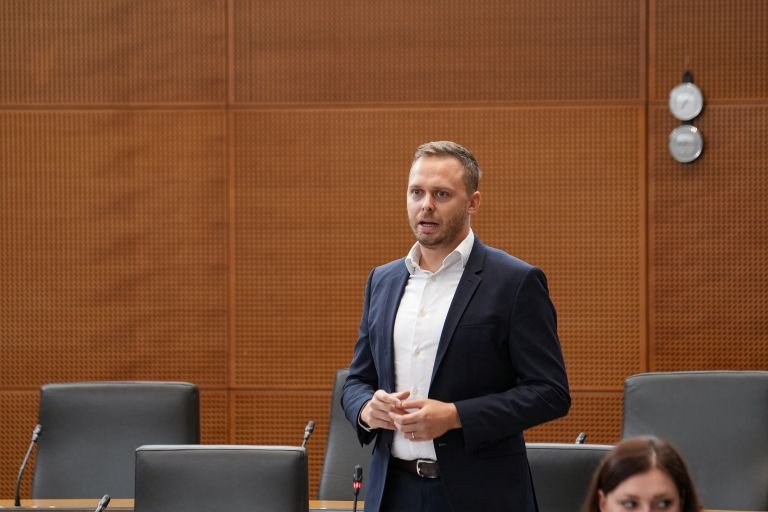 VELIKE SPREMEMBE V SLOVENSKIH ŠOLAH?! JANŠA Z NAPOVEDJO, KI ZADEVA VSE STARŠE IN OTROKE – Poglejte, kaj je razkril in kaj se pripravlja!