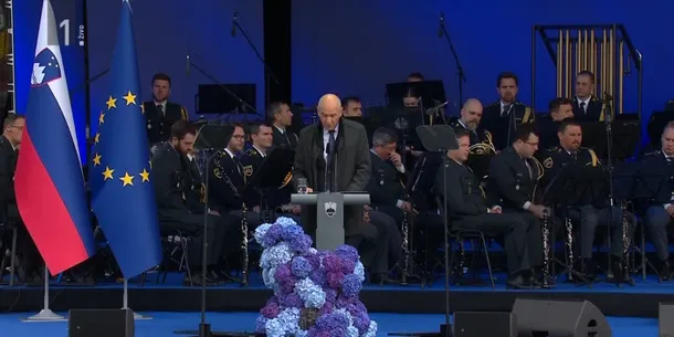 JANŠEV GOVOR PREKINILI PROTESTNI VZKLIKI! PREMIER PRED MNOŽICO SPREGOVORIL O VELIKIH ZMOTAH – Poglejte, kaj se je dogajalo v Kopru! (VIDEO)