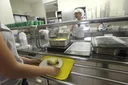 ŠOK V SLOVENSKIH ŠOLAH?! OTROCI OSTAJAJO LAČNI, PRISTOJNI PA OPOZARJAJO NA RESEN PROBLEM! Poglejte, kaj se dogaja s šolskimi obroki in zakaj bi to moralo zanimati vse starše!