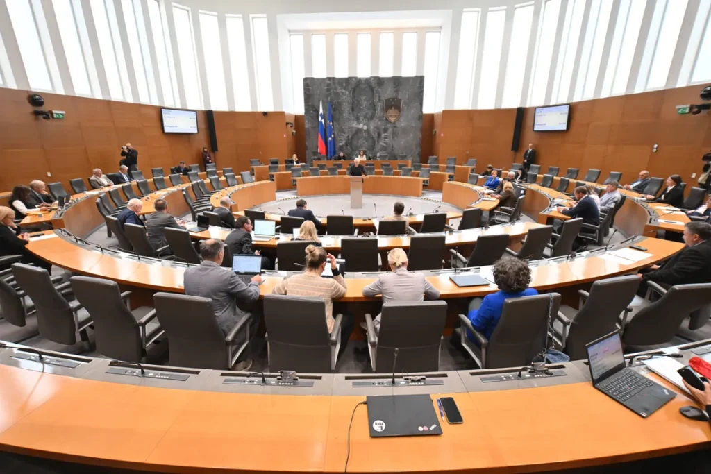 POLITIČNO FINANCIRANJE POD DROBNOGLEDOM! DRŽAVNI ZBOR ODREDIL NOVO PREISKAVO – Poglejte, katere sume bodo preverjali!