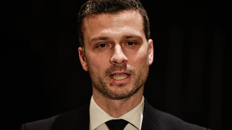 VELIKA VRNITEV V SLOVENSKO POLITIKO! PO ODMEVNEM ODSTOPU SE VRAČA NEKDANJI VODJA POSLANCEV SD – POGLEJTE, KJE BO ZNOVA KANDIDIRAL!