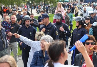 JANŠEV GOVOR PREKINILI PROTESTNI VZKLIKI! PREMIER PRED MNOŽICO SPREGOVORIL O VELIKIH ZMOTAH – Poglejte, kaj se je dogajalo v Kopru! (VIDEO)