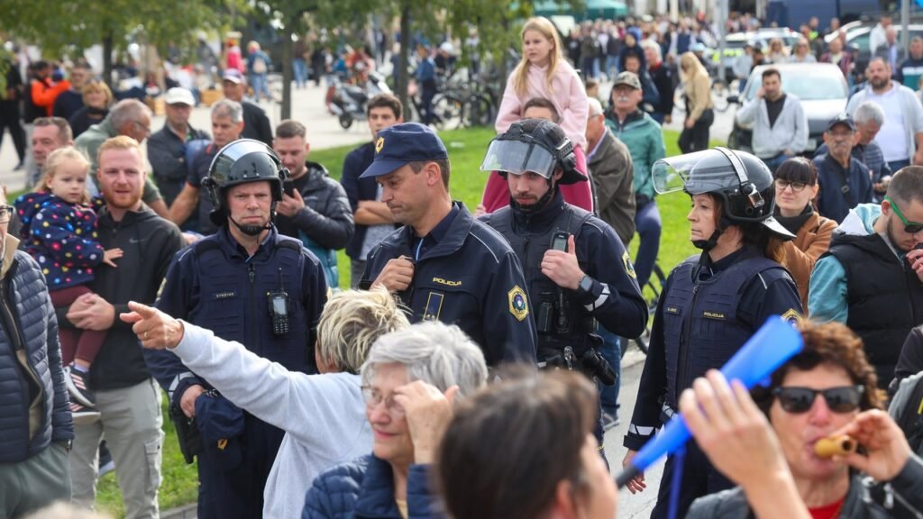 JANŠEV GOVOR PREKINILI PROTESTNI VZKLIKI! PREMIER PRED MNOŽICO SPREGOVORIL O VELIKIH ZMOTAH – Poglejte, kaj se je dogajalo v Kopru! (VIDEO)