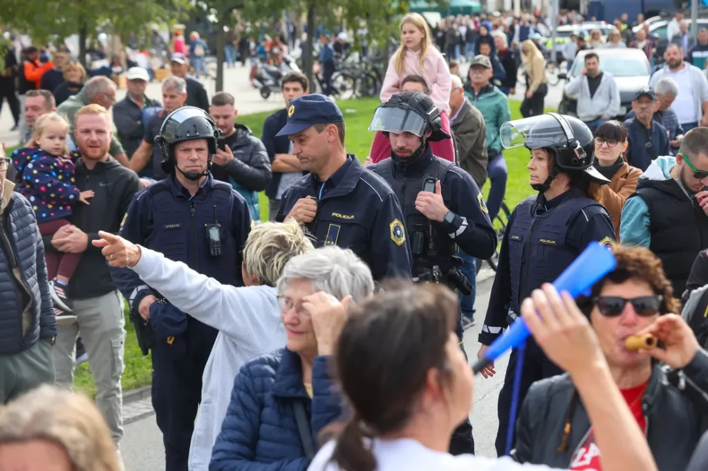 JANŠEV GOVOR PREKINILI PROTESTNI VZKLIKI! PREMIER PRED MNOŽICO SPREGOVORIL O VELIKIH ZMOTAH – Poglejte, kaj se je dogajalo v Kopru! (VIDEO)