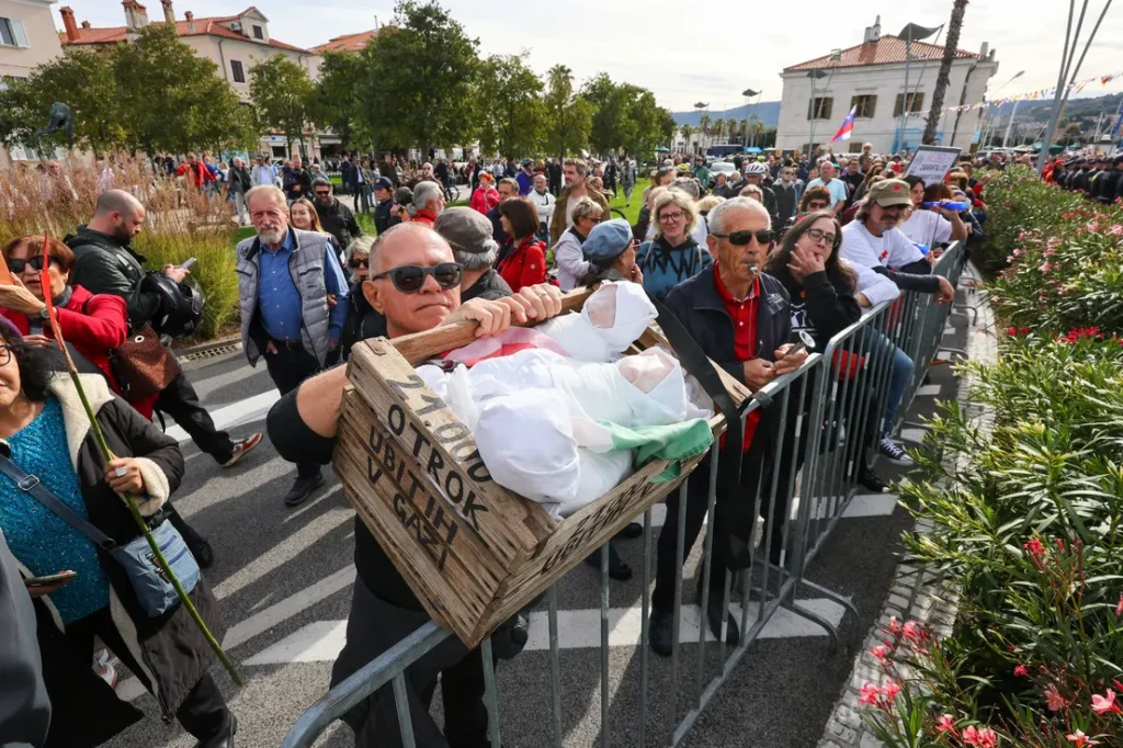 JANŠEV GOVOR PREKINILI PROTESTNI VZKLIKI! PREMIER PRED MNOŽICO SPREGOVORIL O VELIKIH ZMOTAH – Poglejte, kaj se je dogajalo v Kopru! (VIDEO)