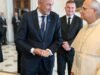 FOTO: Janša papežu prinesel kup daril, a vsi gledajo samo njo – Poglejte, kako se je Urška pojavila v Vatikanu…
