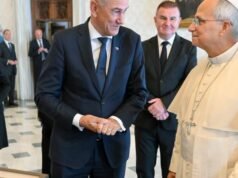FOTO: Janša papežu prinesel kup daril, a vsi gledajo samo njo – Poglejte, kako se je Urška pojavila v Vatikanu…