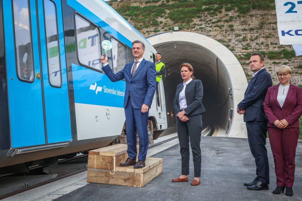 JANŠA SE OGLASIL ZARADI GOLOBA IN BRATUŠKOVE! NJEGOVA IZJAVA ODMEVA PO SLOVENIJI – POGLEJTE, KAJ JE RAZKRIL O VEČ KOT 700.000 EVRIH!
