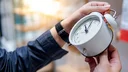 Letos bomo uro premaknili na najzgodnejši možni datum! Zapišite si, kdaj bomo spali uro dlje