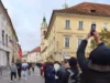NEVERJETNI PRIZORI SREDI LJUBLJANE! DOLGE KOLONE, PETJE IN VEČURNO ČAKANJE – Poglejte, kaj se je dogajalo pred veleposlaništvom! (VIDEO)