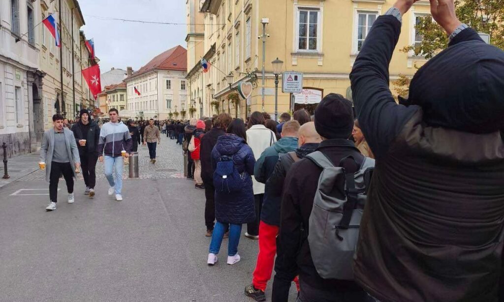 NEVERJETNI PRIZORI SREDI LJUBLJANE! DOLGE KOLONE, PETJE IN VEČURNO ČAKANJE – Poglejte, kaj se je dogajalo pred veleposlaništvom! (VIDEO)