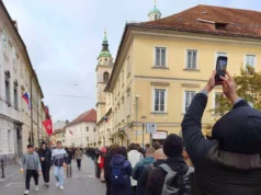 NEVERJETNI PRIZORI SREDI LJUBLJANE! DOLGE KOLONE, PETJE IN VEČURNO ČAKANJE – Poglejte, kaj se je dogajalo pred veleposlaništvom! (VIDEO)