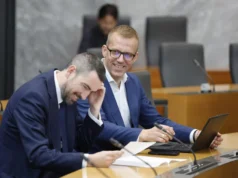 POČILO JE: Mijič kljub dolgovom in nedokončanemu študiju ne gre nikamor – Asta Vrečko besna: ”Dno dna slovenske politike…”